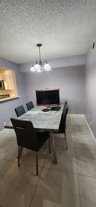 Foto del edificio - 394 N Laurel Dr