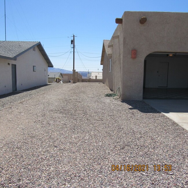 Foto del edificio - 3 bedroom 2 bath 2 car garage side RV parking