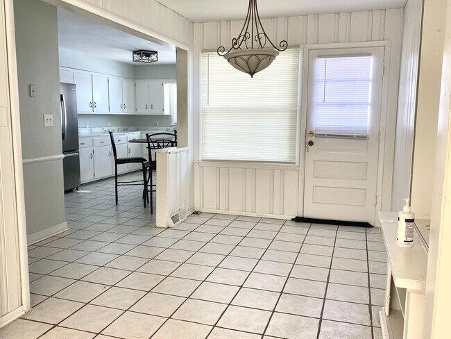 Building Photo - 717 Normal Rd