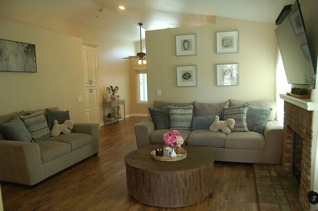 Foto del edificio - 15444 Old Castle Rd