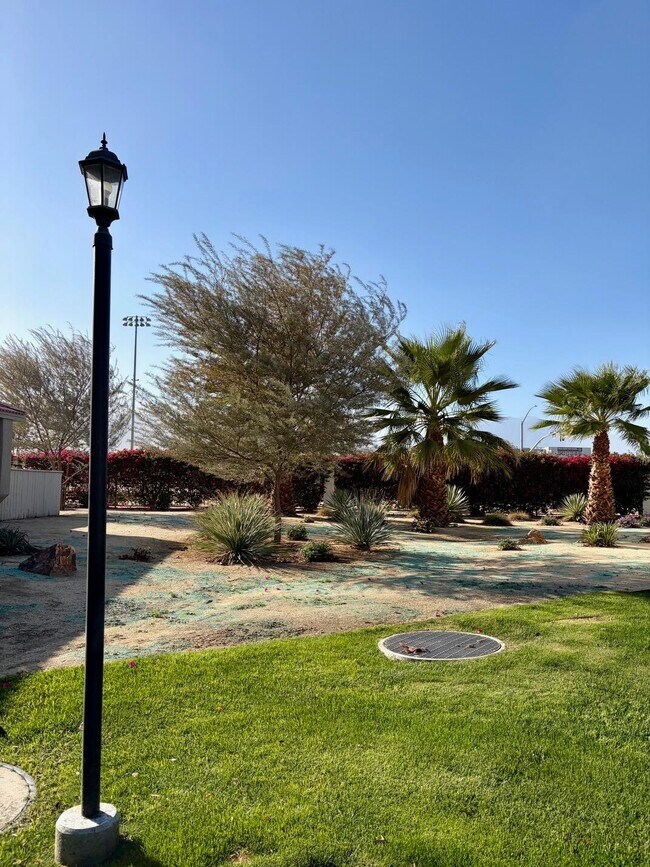 Foto del edificio - 43376 Cook St