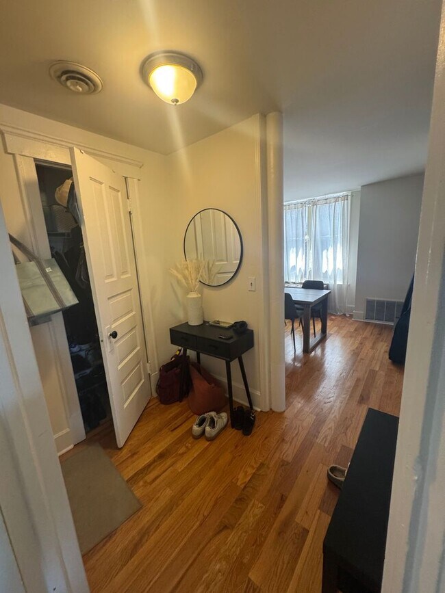 Foto del edificio - Great Wicker Park Location! Renovated 2 BR!