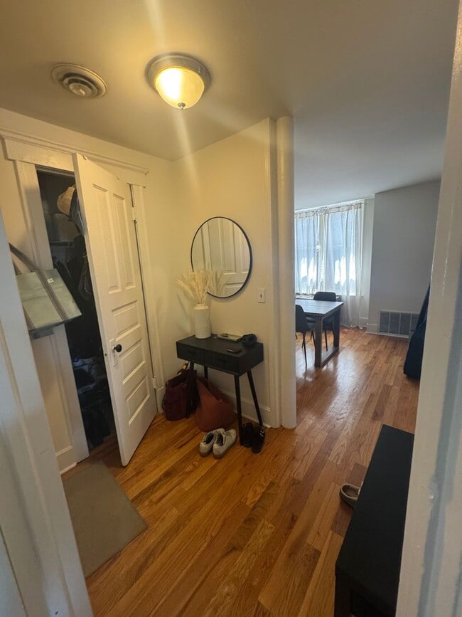 Building Photo - Great Wicker Park Location! Renovated 2 BR!