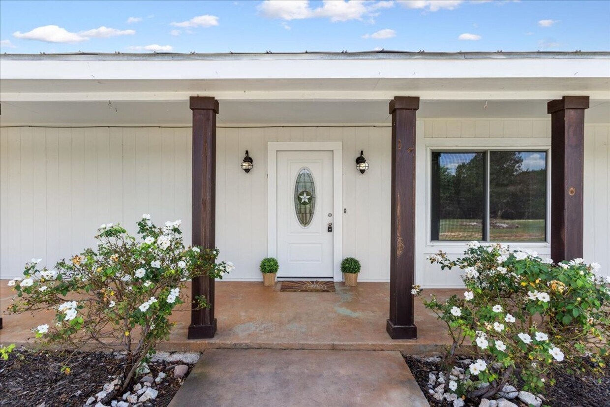 Primary Photo - 7+ 3/2 home for lease in China Spring ISD