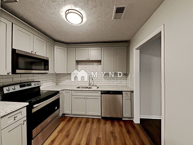 Building Photo - 1210 Spring Hill Dr