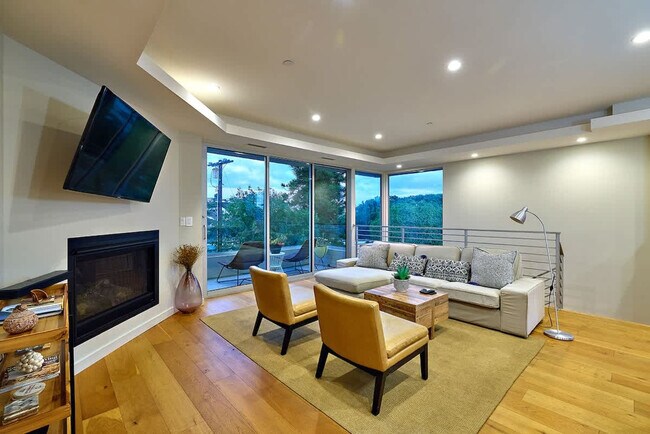 Foto del edificio - 2310 Edinburg Ave