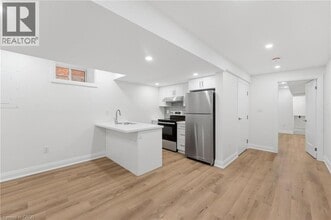 Building Photo - 187 Oak Ave