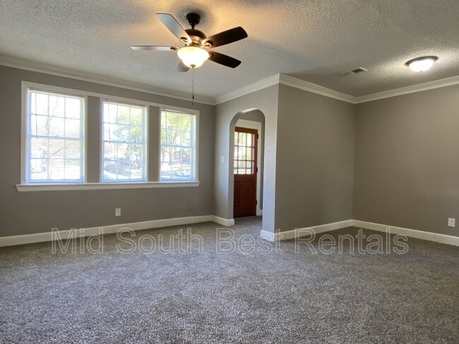Building Photo - 811 E McKellar Ave