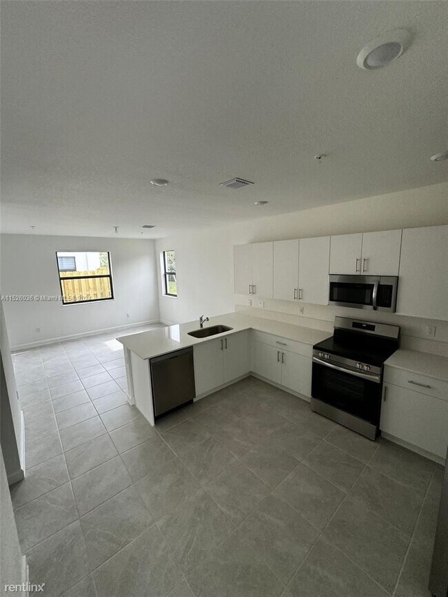 Building Photo - 4 br, 3.5 bath House - 285 SW 159th Ln
