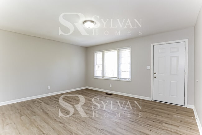 Building Photo - Cute, Cozy, and Comfortable!