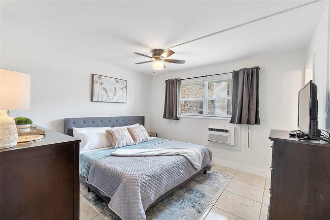 Building Photo - 3230 NE 13th St