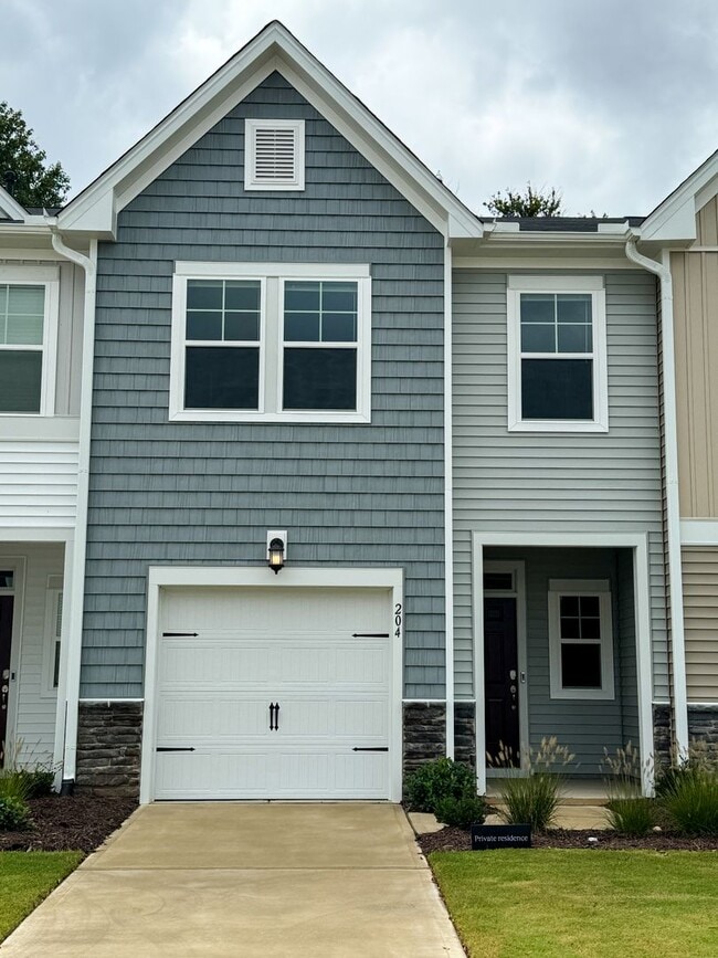 Building Photo - 204 Paramount Dr