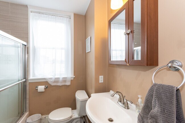 Foto del edificio - Huge 5 bed in Allston