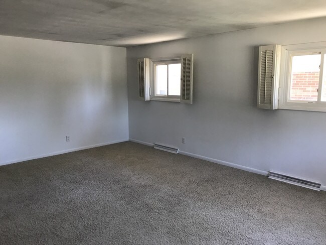 Building Photo - 810 S Cottage Ave