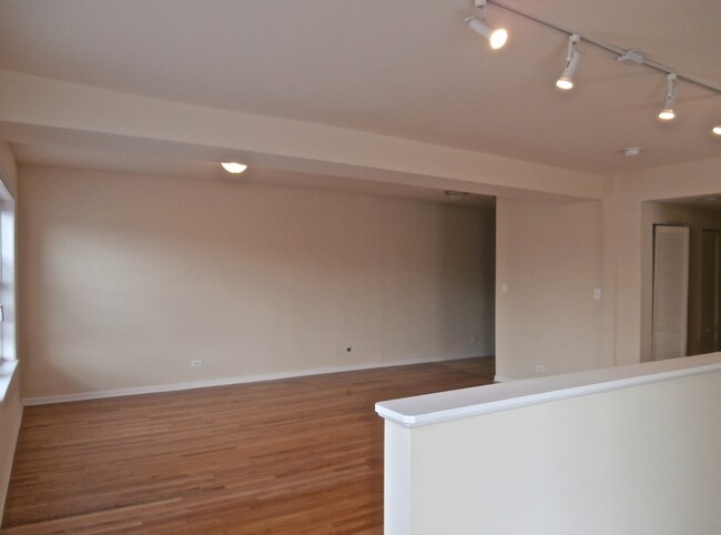 Foto del edificio - 2807 W Lawrence Ave