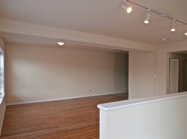 Building Photo - 2807 W Lawrence Ave