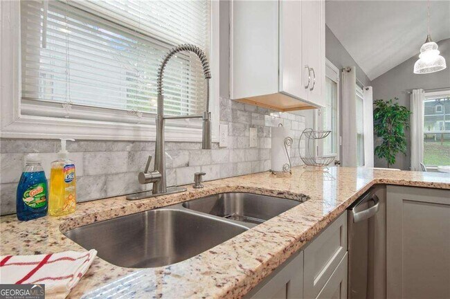 Building Photo - 1547 Willowbrook Dr SW