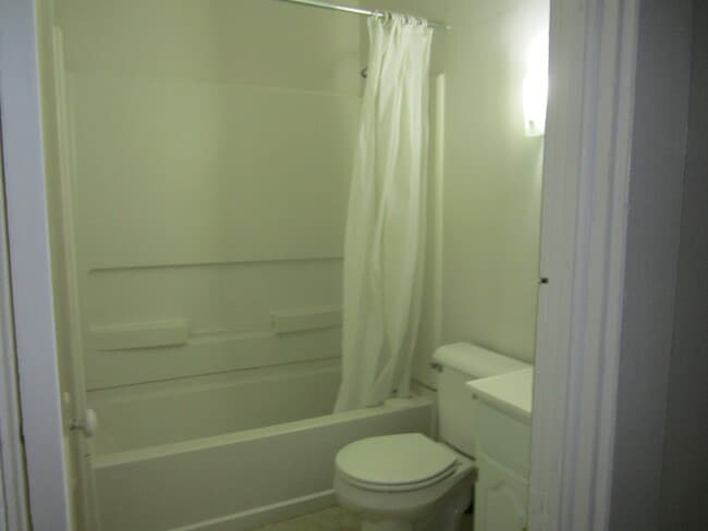 Building Photo - 120 Trinity Pl
