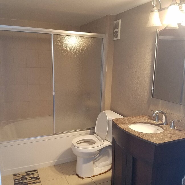 2nd Bathroom - 4879 Via Palm Lks