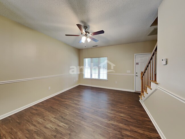 Foto del edificio - 1564 Cambridge Heights Pl NW