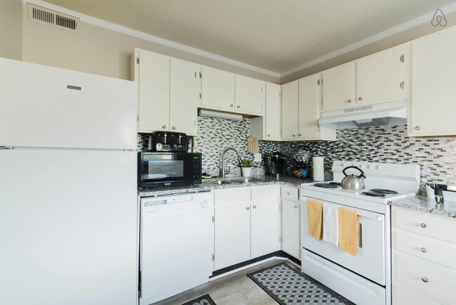 Kitchen - 1445 Riverview Rd