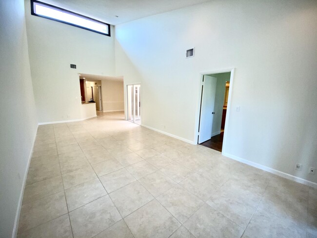 Building Photo - 6447 Parkview Dr