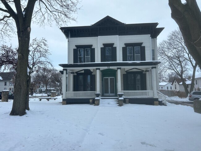 Building Photo - 718 W Stephenson St