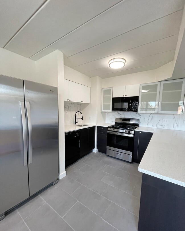 Large Kitchen - Montgomery Plaza Apartments