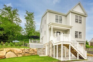 Building Photo - 15 S Beach Rd