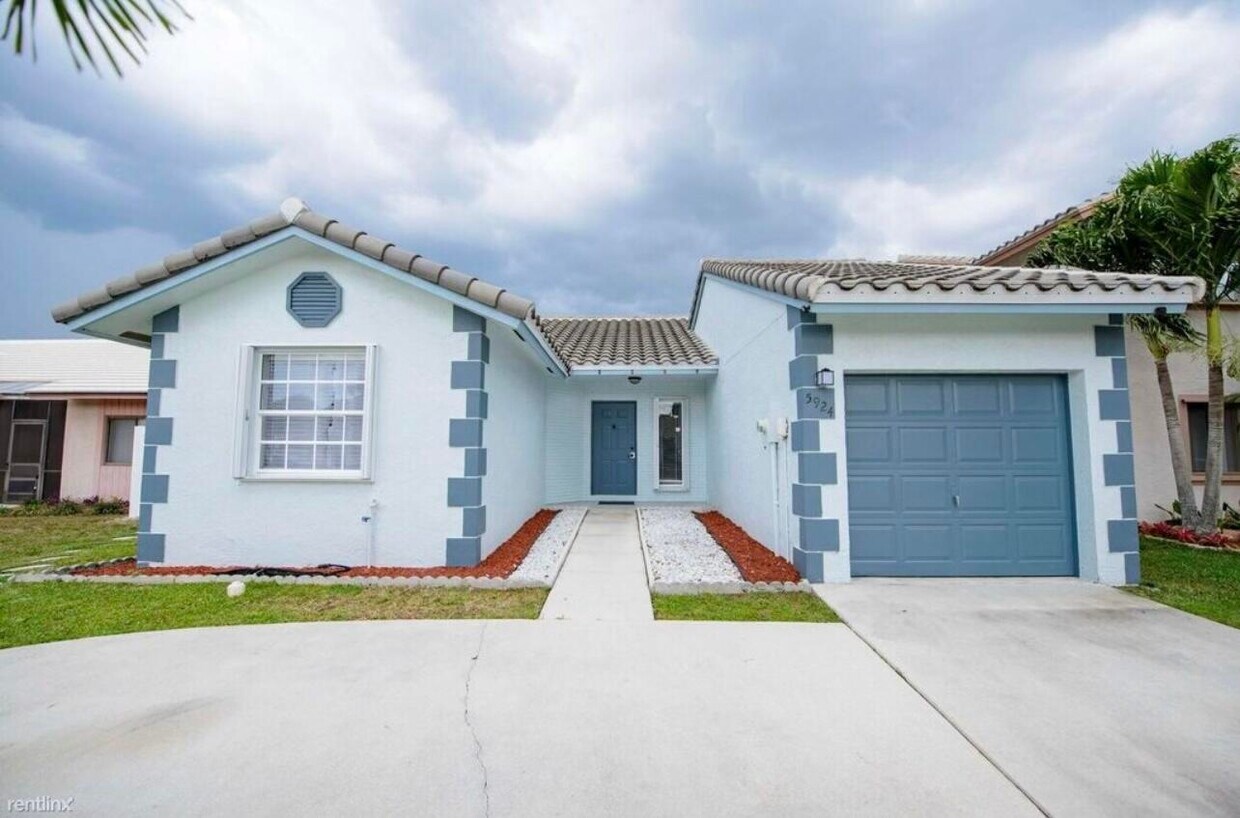 Primary Photo - 5924 Strawberry Lakes Cir