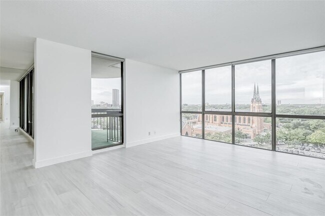 Foto del edificio - 5001 Woodway Dr