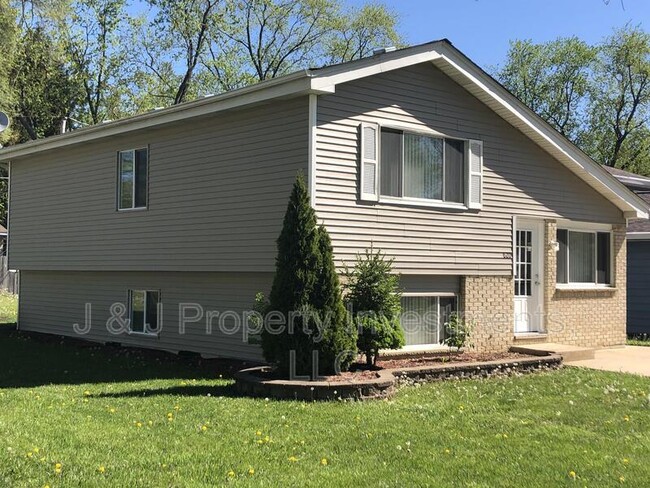 Building Photo - 620 W Hillside Dr
