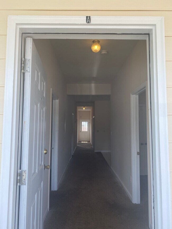 Foto del edificio - 4 Bedroom upstairs duplex downtown! **Prel...