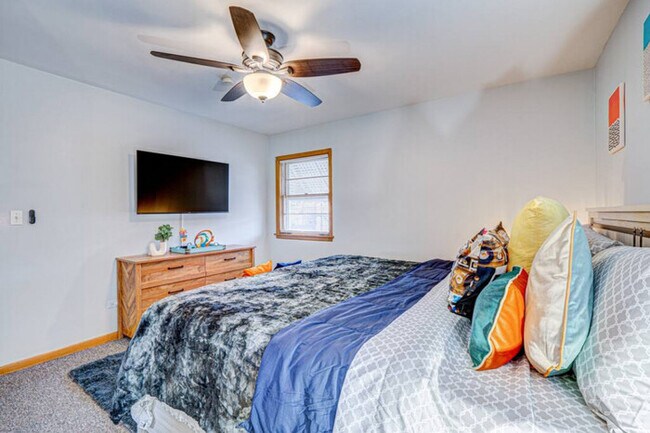 Foto del edificio - Elmwood Park 2 BR Condo (Great for Kids!)