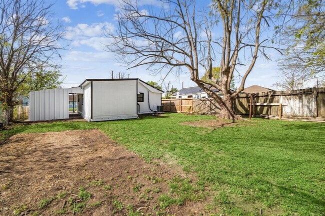 Building Photo - 218 E Fayle Ave
