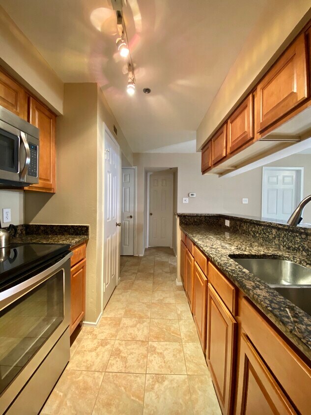 Large kitchen - 3311 Wyndham Cir