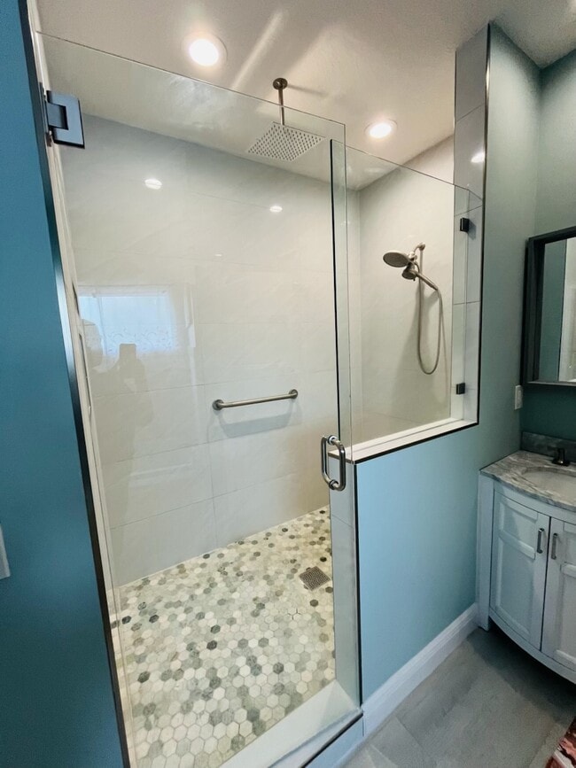 Building Photo - 8640 Rockland Dr