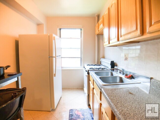 Foto del edificio - Spacious Grand Street & E Broadway