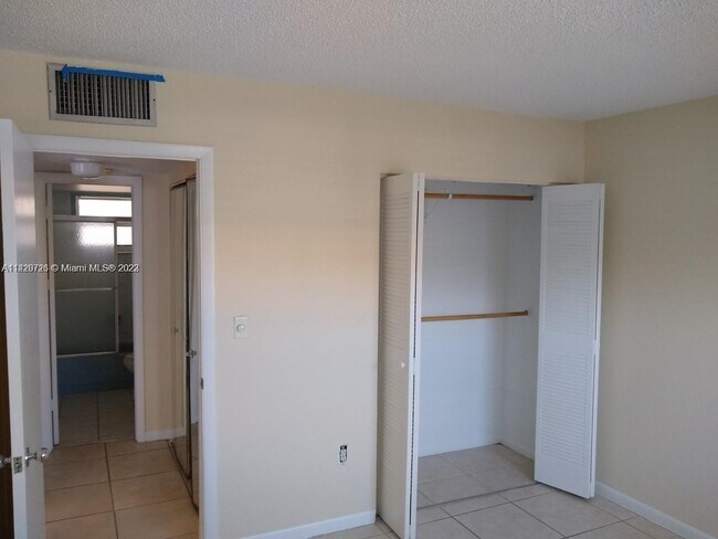 Foto del edificio - 3948 NE 169th St