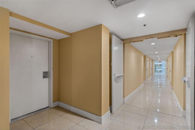Building Photo - 1717 N Bayshore Dr
