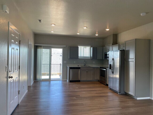 Foto del edificio - Newer-Very Nice 2 Bedroom 1 Bath Upstairs Noise Free Apartment****HALF OFF FIRST FULL MONTHS RENT...