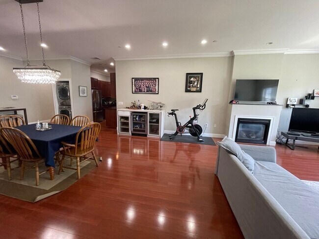 Foto del edificio - 655 E 2nd St