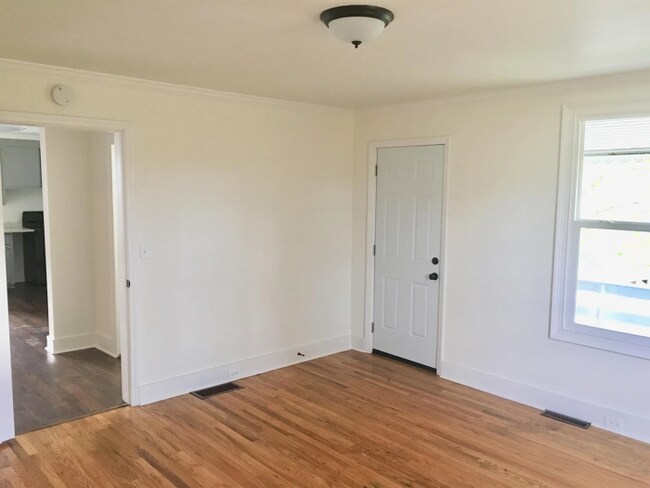 Foto del edificio - Beautiful 2 Bedroom 1 Bathroom Home with S...