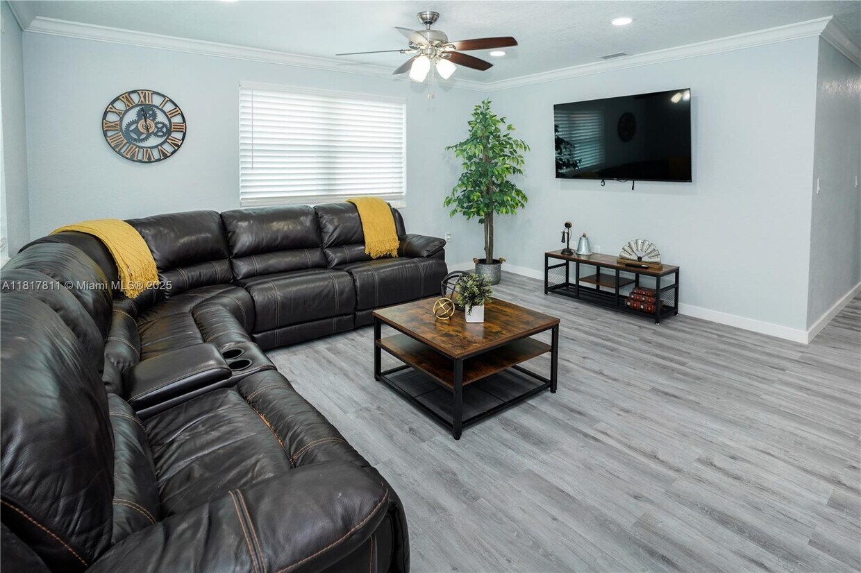 Foto principal - 1647 NW 29th Ave