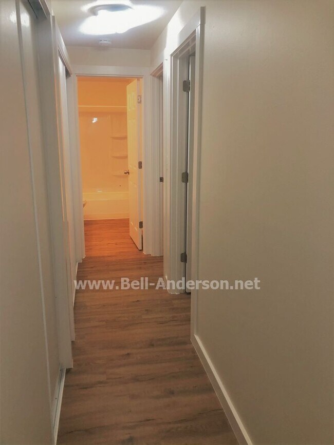 Building Photo - Beautifully Remodeled 2 Bedroom Apartment
