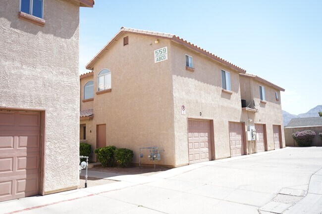 Foto del edificio - SHOWINGS AVAILABLE NOW
