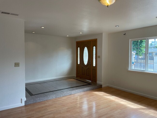 Building Photo - 3bd/2ba house close to great schools - Com...