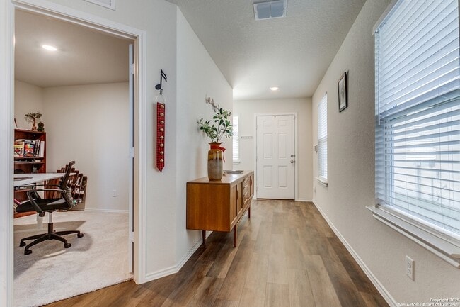 Foto del edificio - 5911 Bluestem Wy