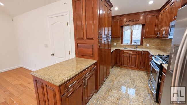 Foto del edificio - Bright Whitestone 3-Bedroom with Vaulted Ceilings & a Covered Balcony