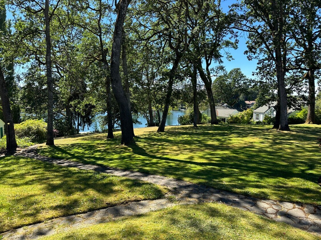 Foto principal - Gorgeous lakehouse 2 bed home - Lake Access!